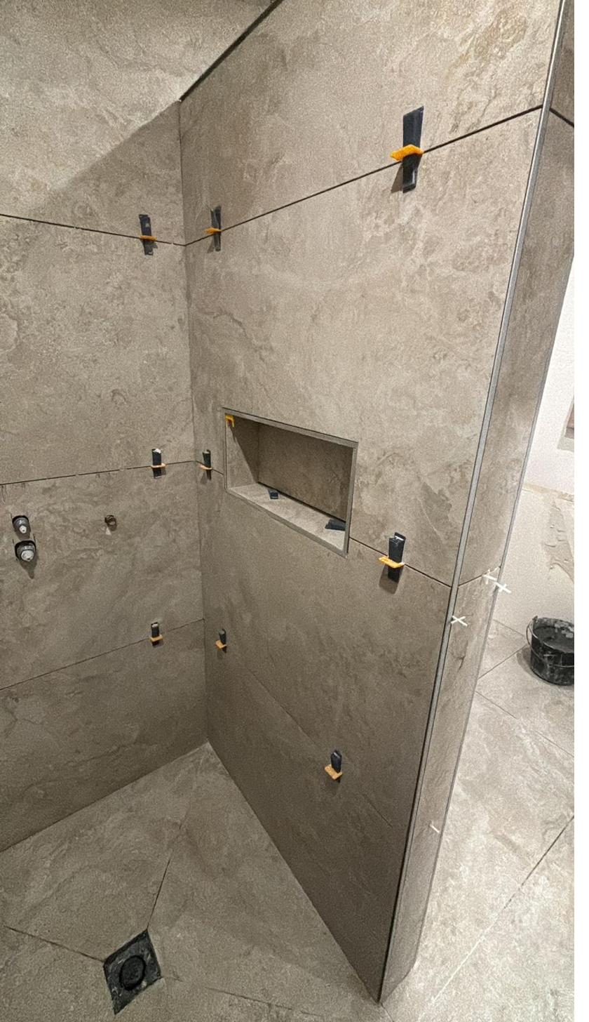 Salle de bain carrelage gris